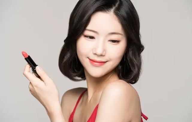 夏季美妝清單，妝容輕盈美麗不出汗